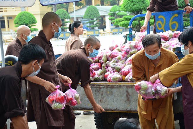 Continuing to support people in need in the Covid-19 pandemic of Hoang Phap Pagoda (series 4)